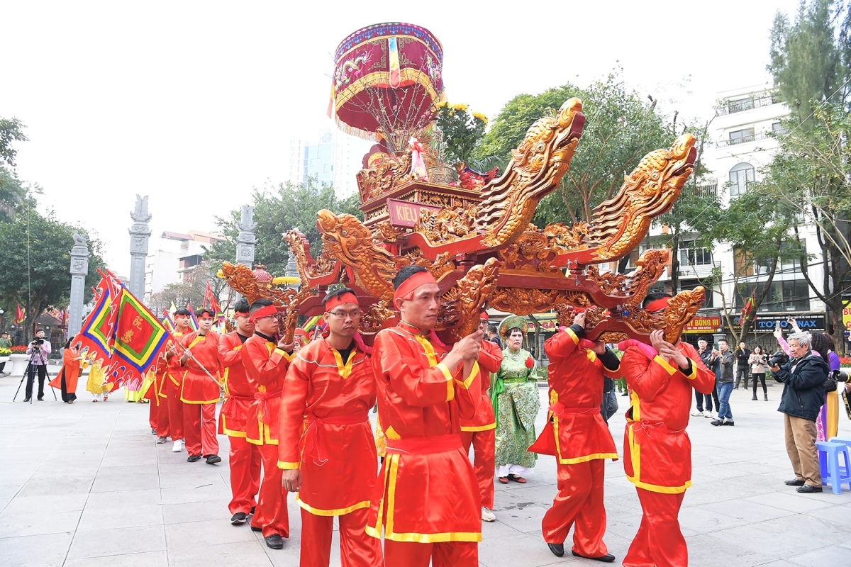 Thousands of people from Hanoi and nearby localities flock to celebrate the Dong Da festival to mark the 235th anniversary of Ngoc Hoi-Dong Da victory in 1789.