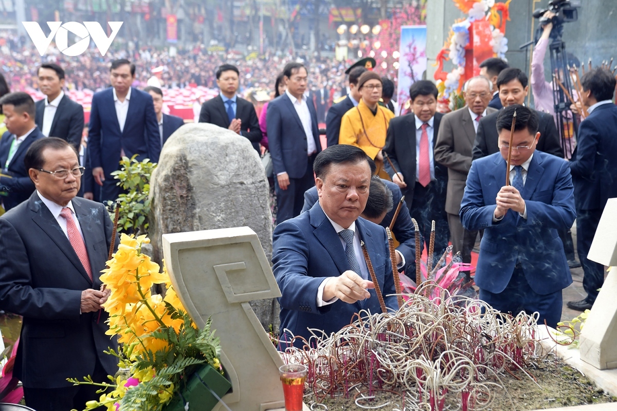 Leaders offer incense in commemoration of King Quang Trung who led Tay Son soldiers to defeat more than 200,000 Chinese Qing troops 235 years ago.