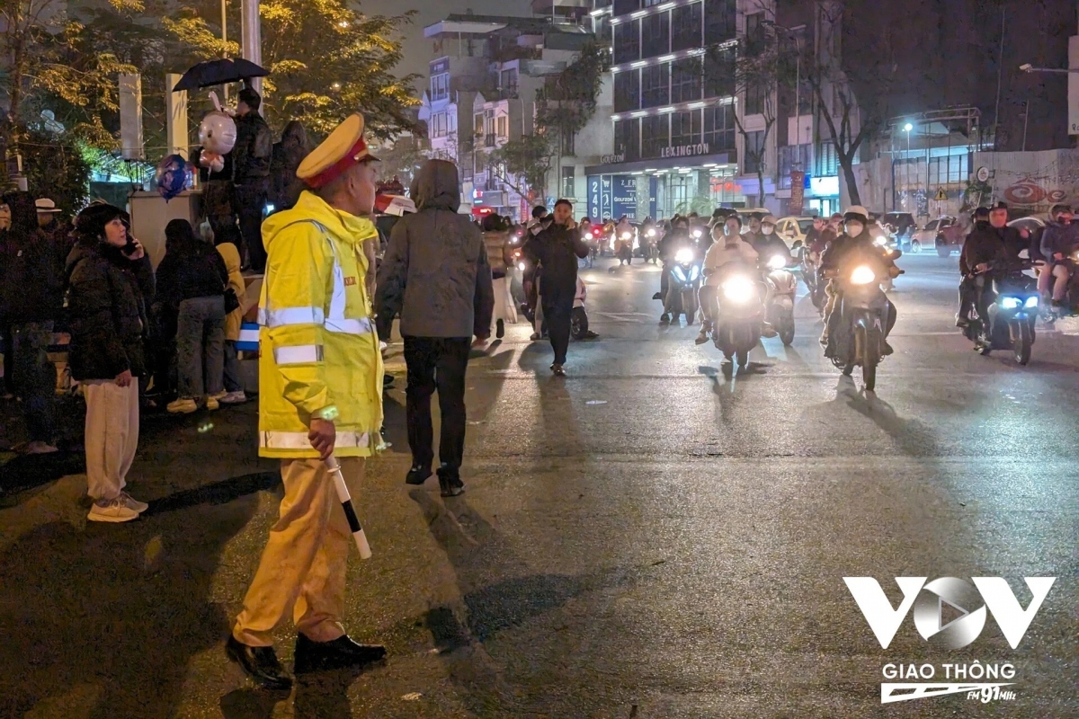 Crowds will be able to gather on Nguyen Dinh Thi and Trich Sai streets to enjoy the performance.