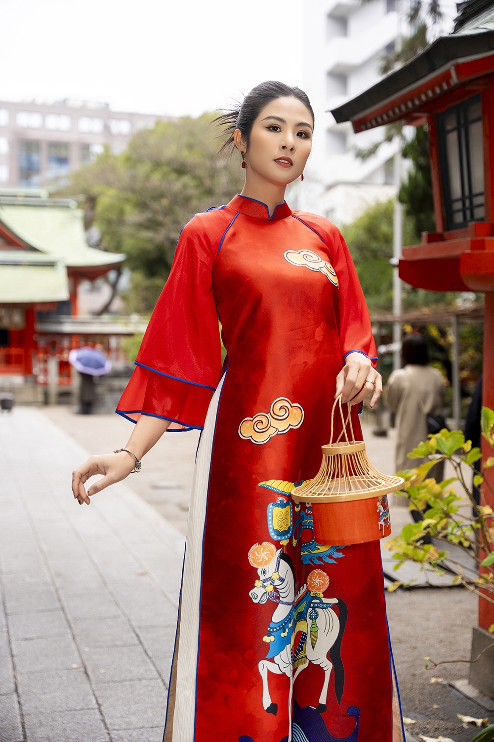 Một bộ sưu tập được Ngọc Hân lấy cảm hứng từ Obi - chiếc thắt lưng trên trang phục truyền thống Kimono với những hoa văn, họa tiết thể hiện văn hóa đặc trưng của người dân xứ hoa anh đào.