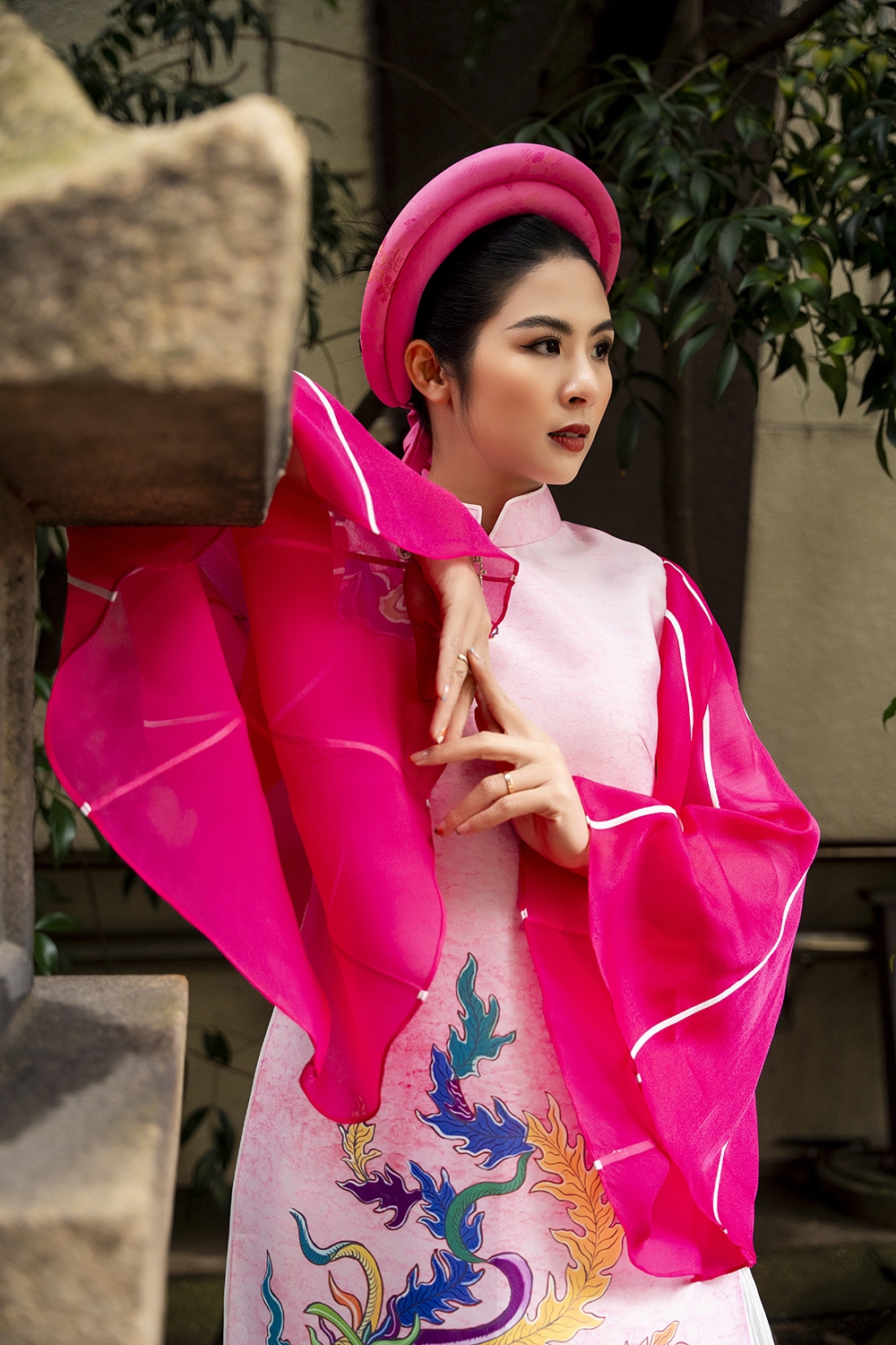 Mỗi khi có cơ hội tham gia các sự kiện giao lưu quốc tế, Ngọc Hân luôn dành nhiều tâm huyết sáng tạo bộ sưu tập áo dài có chủ đề riêng cho từng chương trình, từng quốc gia cô đặt chân đến.