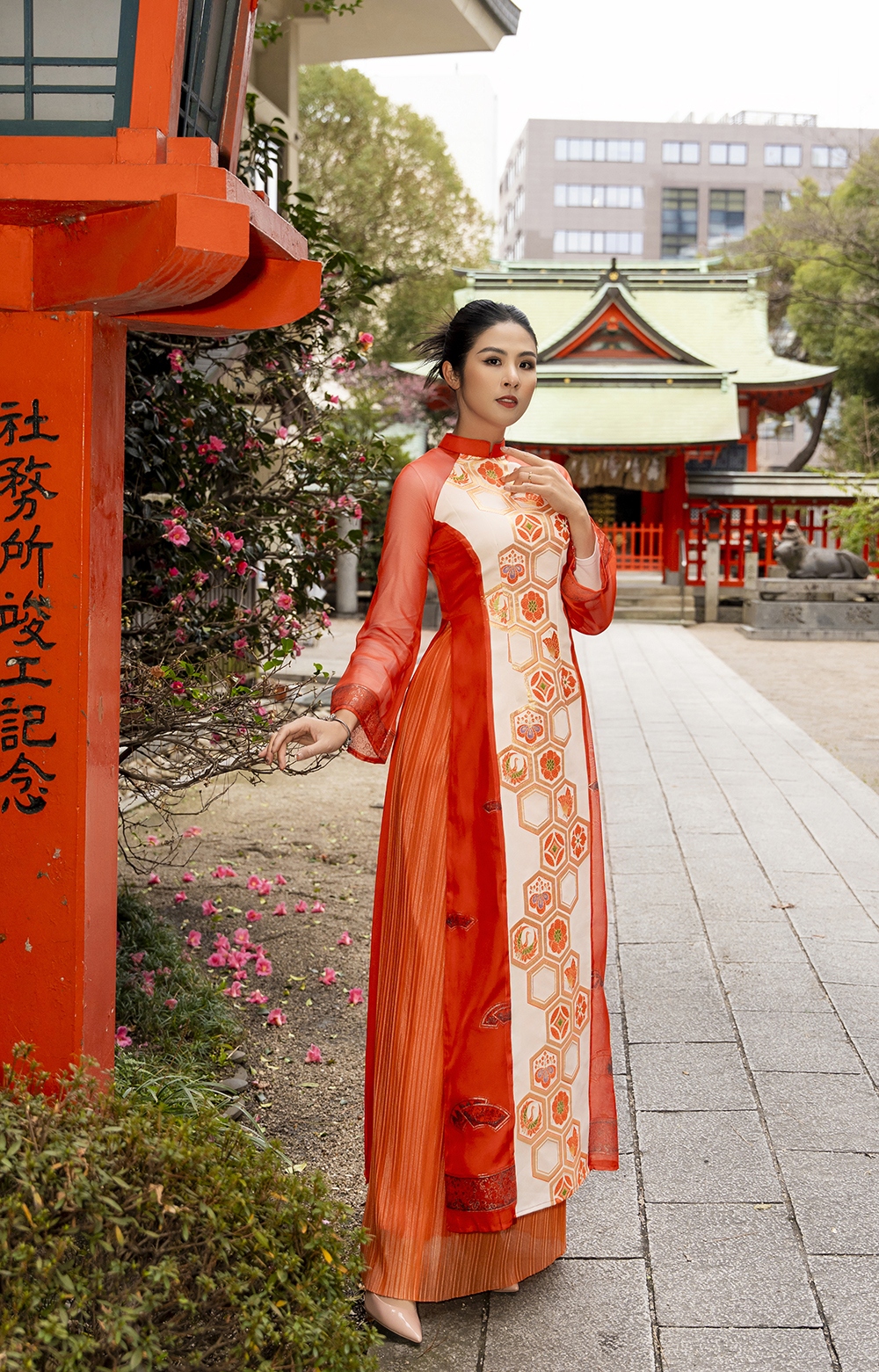 Ở bộ sưu tập áo dài lấy cảm hứng Kimono, Ngọc Hân tiết lộ, cô sưu tập Obi (thắt lưng của trang phục Kimono) trong rất nhiều chuyến thăm Nhật Bản và ấp ủ may áo dài từ chính những mảnh vải Obi này. Bộ sưu tập được cô ra mắt vào năm ngoái nhưng chưa có cơ hội trình diễn trên một sân khấu lớn.