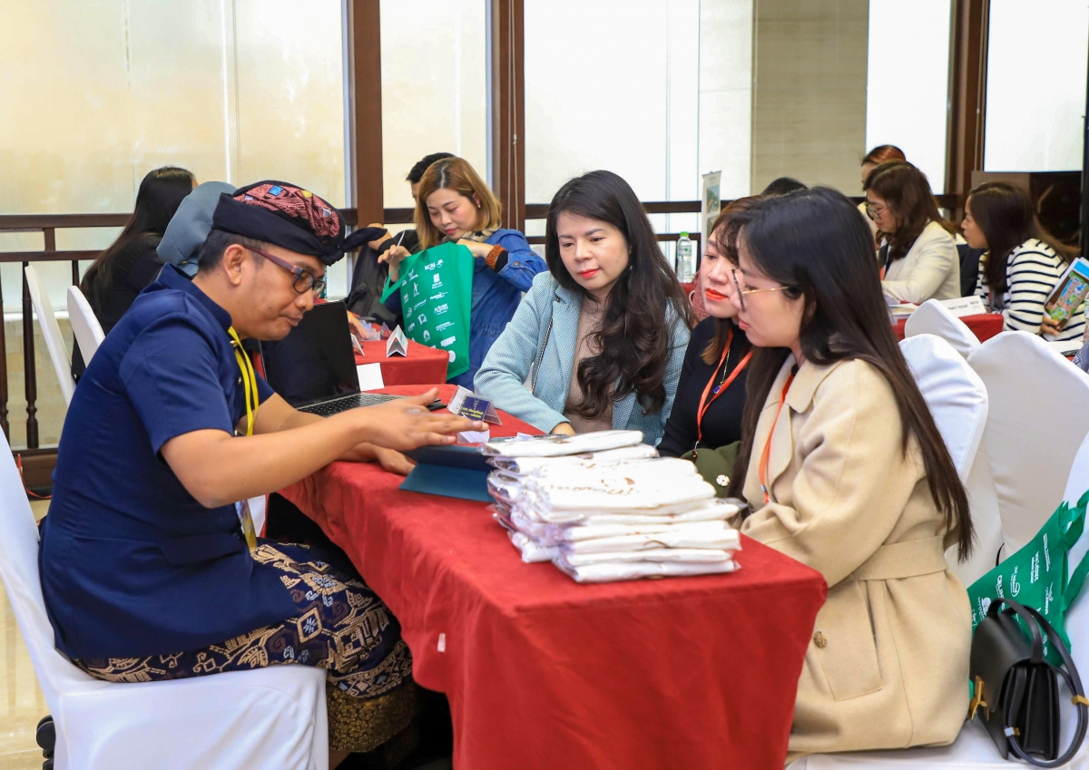 Doanh nghiệp lữ hành Việt Nam và Indonesia trao đổi tại sự kiện.