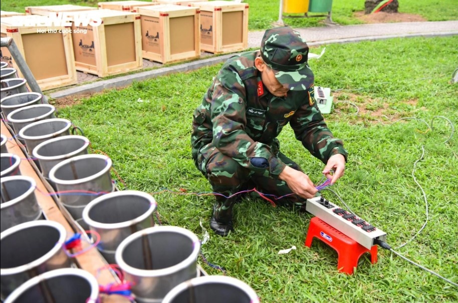 High-altitude fireworks will be displayed at nine venues across the capital, including the Hanoi Post Office and the Hanoi Moi newspaper headquarters in Hoan Kiem district, the Lac Long Quan Garden in Tay Ho district, the F1 Hanoi Circuit in Nam Tu Liem district, Thong Nhat Park in Hai Ba Trung district, Van Quan Lake in Ha Dong district, Son Tay citadel in Son Tay district, Tam Hiep lake in Thanh Tri district, and Dong Anh Sports Centre in Dong Anh district.