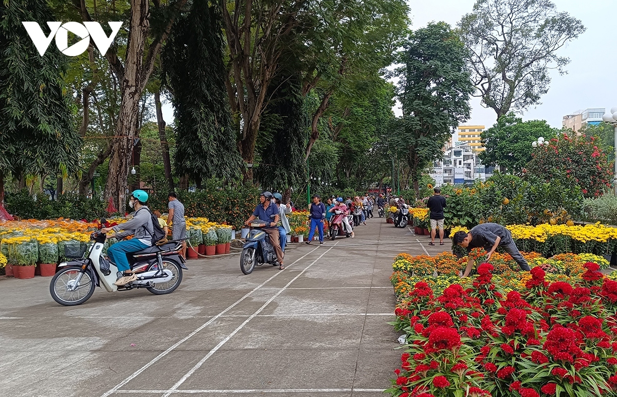 Unlike in previous years, although flower sellers offer attractive prices, there are not as many customers coming to purchase them as expected.