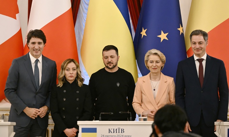 Từ trái qua, Thủ tướng Canada Justin Trudeau, Thủ tướng Italy Giorgia Meloni, Tổng thống Ukraine Volodymyr Zelensky, Chủ tịch Ủy ban châu Âu Ursula von der Leyen và Thủ tướng Bỉ Alexander De Croo chụp ảnh sau cuộc họp báo chung ở Kiev ngày 24/2. Ảnh: AFP