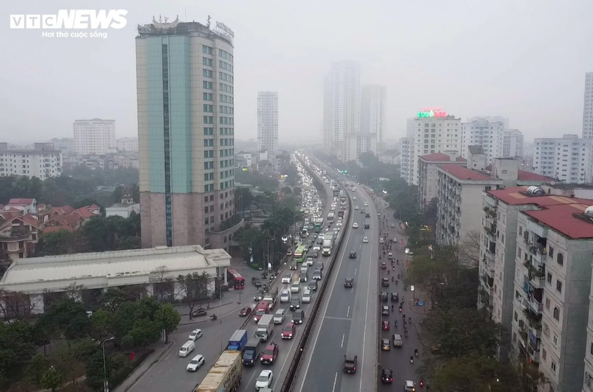 A swarm of vehicles have inundated several gateways of the capital as people seek to leave Hanoi and return to their hometowns for the seven-day Tet break starting on February 8.
