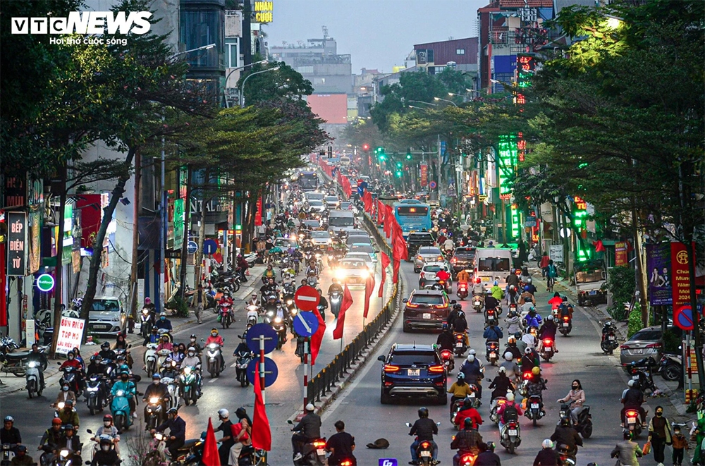 Despite having to wait in standstill traffic on roads, many people are happy at the prospect of being able to return to their hometown to celebrate Tet.
