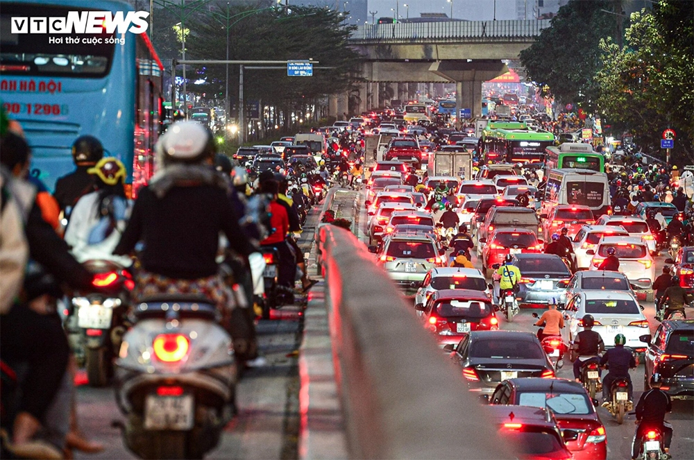 Nga Tu So intersection is flooded with vehicles on the afternoon of February 6.