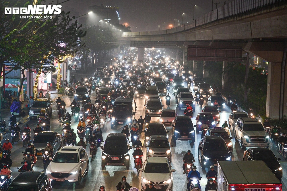 The majority of vehicles are forced to move at a snail’s pace on Nguyen Trai street.