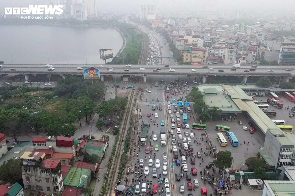 Roads leading to these routes out of the city are left congested as hordes of vehicles make the journey to return to their hometowns.