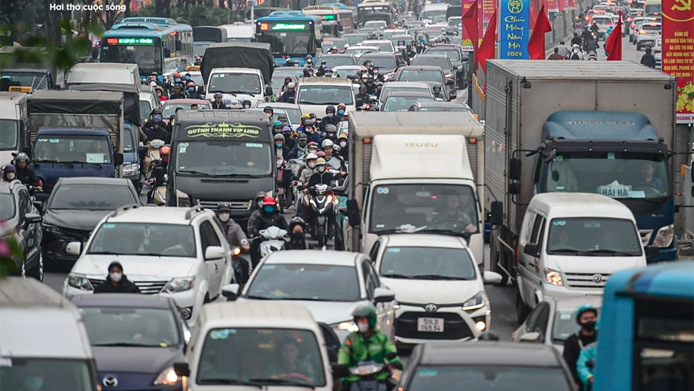 Lines of cars and motorcycles can be seen slowly departing the capital.