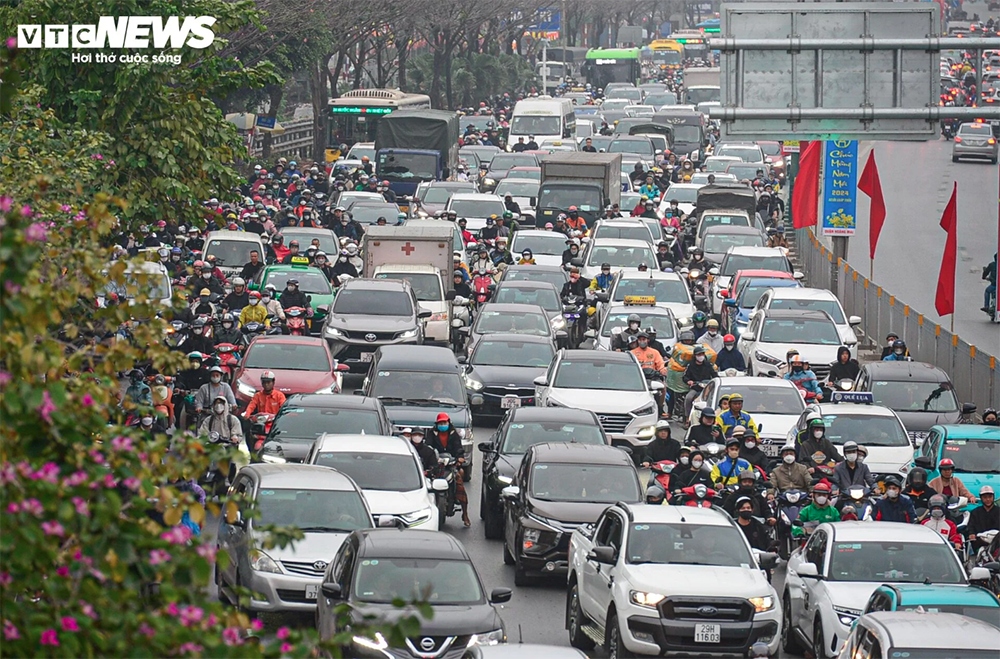 A long traffic jam can be seen on Giai Phong street at 4 p.m. on February 6, or the 27th day of the last lunar month.