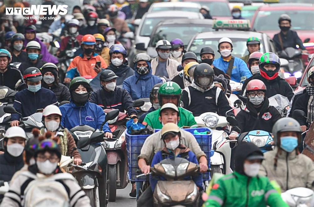 Drivers take up to 30 minutes to escape the traffic built up in Linh Dam area before facing further congestion on the national highway.