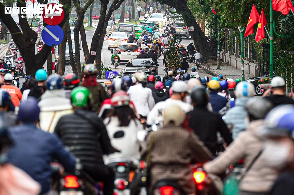 A scene of traffic congestion is recorded on Thanh Nien street in Tay Ho district at 4:30 p.m. on February 6.