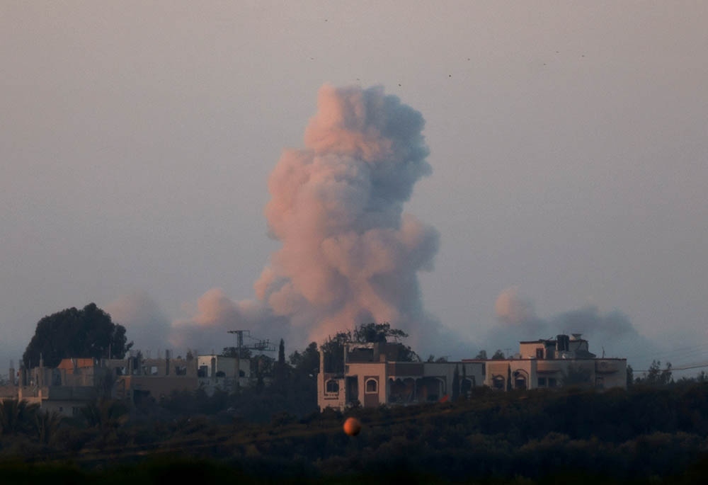Khói bốc lên ở trung tâm Gaza. Ảnh: Reuters