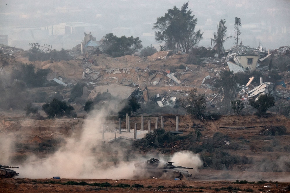 Một chiếc xe tăng ở khu vực trung tâm dải Gaza. Ảnh: Reuters