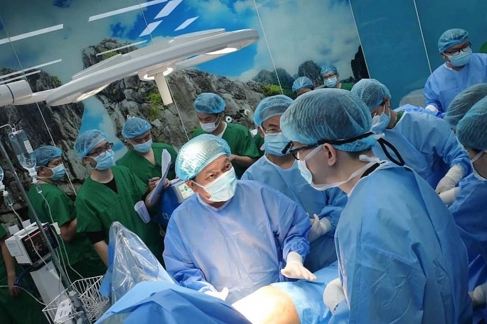 Ê kíp thực hiện ca ghép phổi vào ngày 30 Tết (ảnh BVCC)