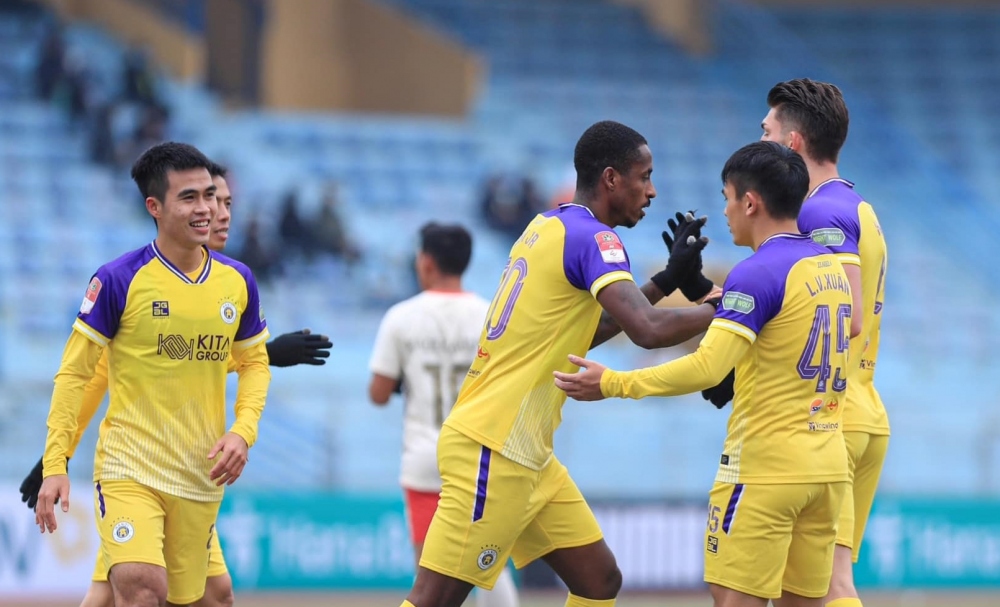 Văn Xuân (số 45) bị treo giò ở vòng 9 V-League 2023/2024 (Ảnh: HNFC).