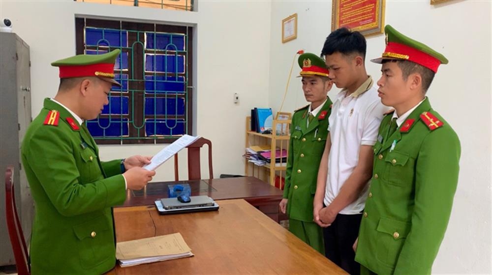 Cơ quan Cảnh sát điều tra Công an huyện Đức Thọ tống đạt quyết định và lệnh đối với Nguyễn Tuấn Thành.