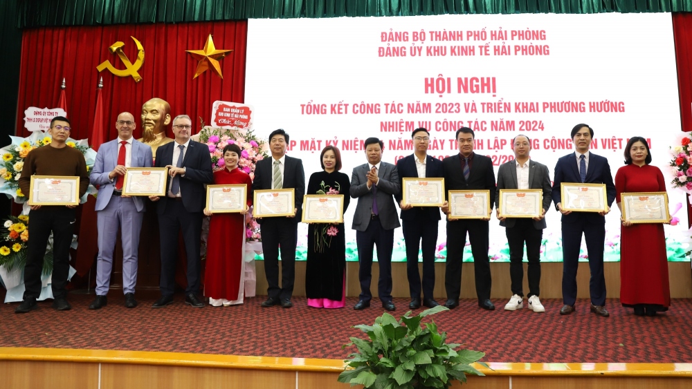 Lãnh đạo Ban quản lý Khu kinh tế Hải Phòng trao giấy khen các doanh nghiệp làm tốt công tác phối hợp, tạo điều kiện cho các tổ chức Đảng và các đoàn thể tại các doanh nghiệp hoạt động hiệu quả trong năm 2023.