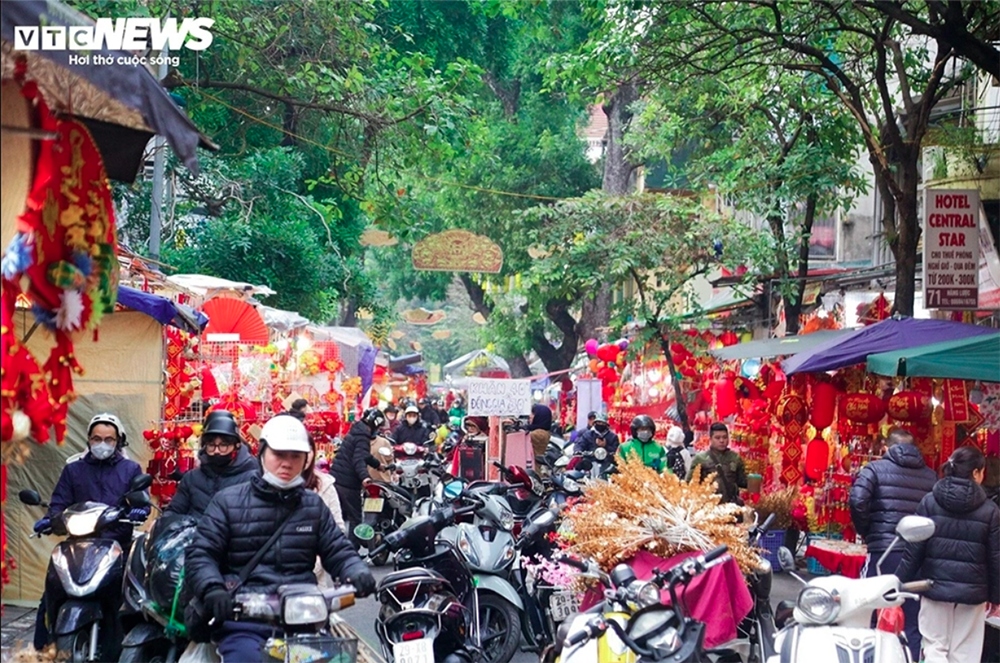 Hanoi's famous Hang Luoc flower market will remain open until February 9, the 30th day of the last lunar month, in order to serve the Tet demand among Hanoians and nearby residents.
