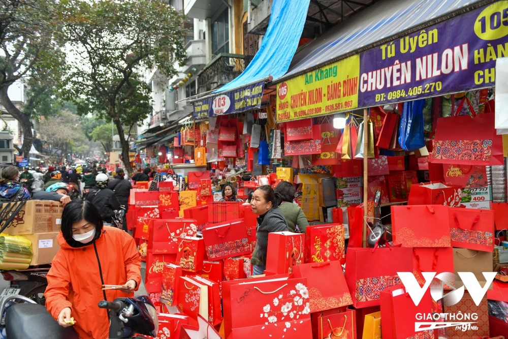 Phố Hàng Chiếu, quận Hoàn Kiếm (Hà Nội) là một trong những khu phố buôn bán sầm uất bậc nhất phố cổ Hà Nội. Mặt hàng được bán chủ yếu tại phố này là các loại chiếu, các đồ thủ công đan bằng cói, lạt tre, ngoài ra còn bán các loại thảm trải sàn, phông bạt, túi nylon, dây dù, dây thừng, chăn nệm,… và dịp cận tết nguyên đán các tiểu thương lại nhập các loại túi đựng quà tết về bán