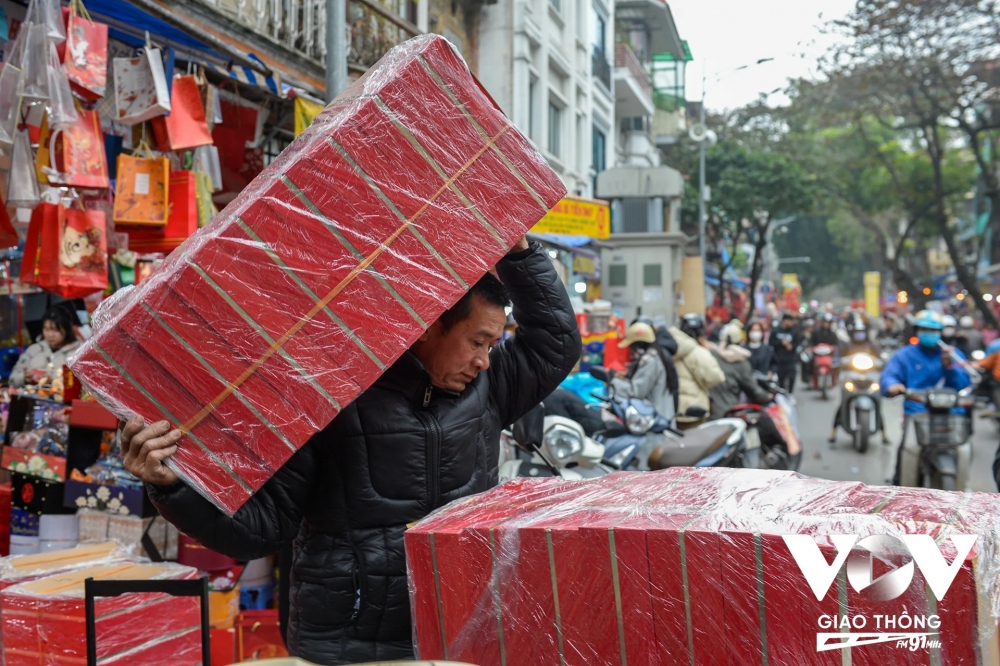 Các hộp đựng quà tết được bọc gói cẩn thận để vận chuyển đi các tỉnh