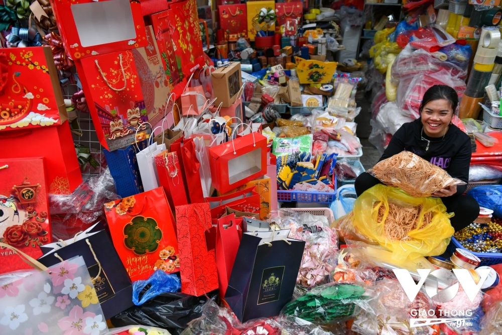 Ngoài các mẫu túi đựng quà tại đây còn bán cả giấy rơm lót quà.