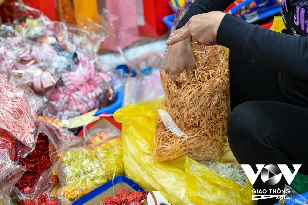 Giấy rơm lót quà có nhiều màu sắc, giá bán cho một gói túi giấy rơm khoảng từ 15.000 đồng - 20.000 đồng/gói, hoặc giá thành cũng có thể đắt hơn tùy vào gói to hay gói nhỏ, nếu lấy buôn số lượng lớn giá thành sẽ giảm đi