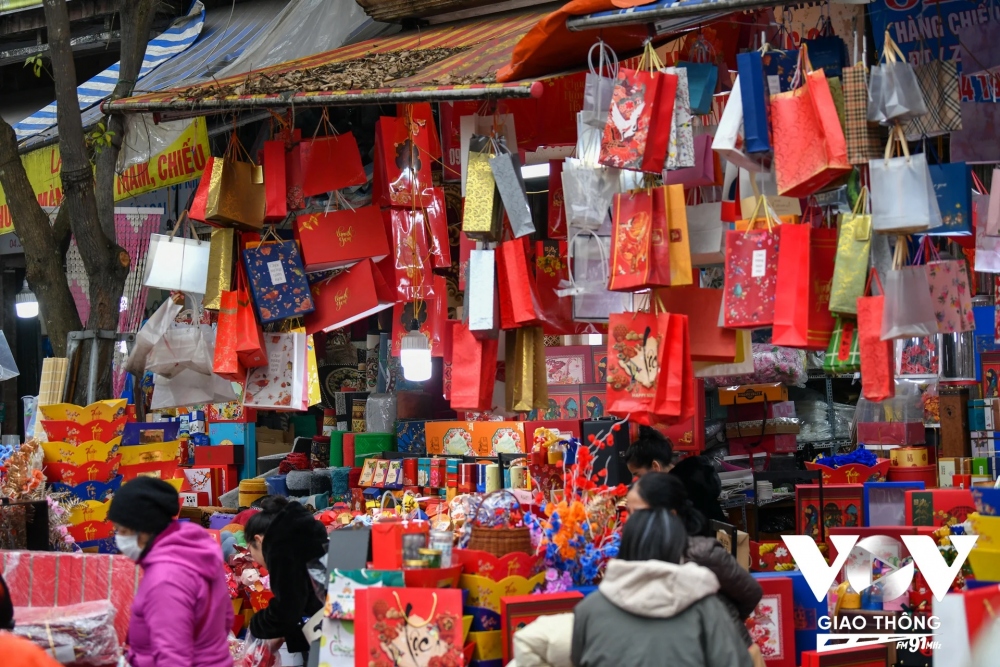 Chỉ còn khoảng 10 ngày nữa là đến tết, thời điểm này ở phố Hàng Mã thu hút nhiều người dân tới lựa chọn, mua đồ trang trí tết; ở chợ hoa Hàng Lược nhộn nhịp người tới xem và mua đào, quất, còn ở chợ Đồng Xuân cũng tấp nập người ra vào mua bán ,… cùng với các địa điểm trên, phố Hàng Chiếu với những mặt hàng kinh doanh đặc trưng đang góp phần phục vụ tốt nhất nhu mua sắm của người dân trong dịp Tết Nguyên đán Giáp Thìn 2024.