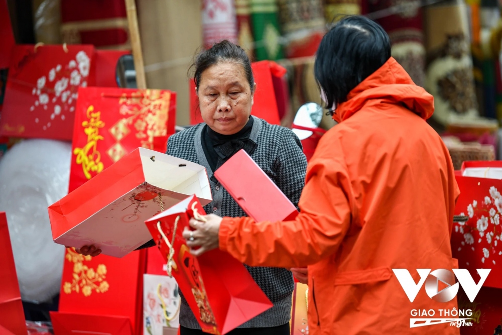 Túi đựng quà tết bày bán tại đây đa dạng chủng loại, kích cỡ, màu sắc. Để người mua chọn được túi quà tết ưng ý không thể thiếu sự tư vấn từ những người bán hàng