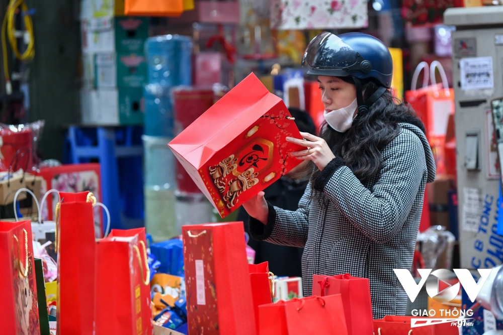 Có những khách hàng lựa chọn rất kỹ, từ kích cỡ đến kiểu dáng rồi độ chắc chắn của túi