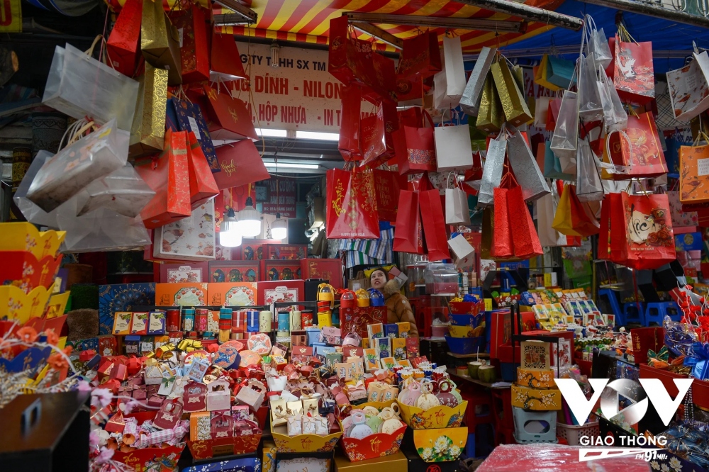 Chị Trần Mỹ Tâm – Chủ cửa hàng chuyên buôn, bán túi đừng quà tết ở 66 Hàng Chiếu cho biết, nhà chị đã bán ở đây được khoảng 20 năm, năm nào cũng vậy, để phục vụ dịp tết nguyên đán nhà chị lại nhập nhiều mẫu mã túi đựng quà tết. Giá của mỗi loại rẻ nhất từ 20.000 đồng – 60.000 đồng/túi, đắt hơn có loại từ 100.000 đồng – 300.000 đồng/túi