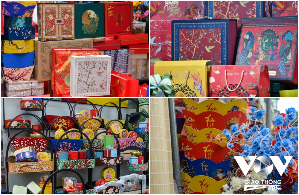 Chất liệu để làm nên túi cũng có nhiều kiểu, trong đó có loại làm từ giấy bình thường, loại làm từ giấy cao cấp bọc thêm vải gấm hoặc bên ngoài làm bằng sơn mài