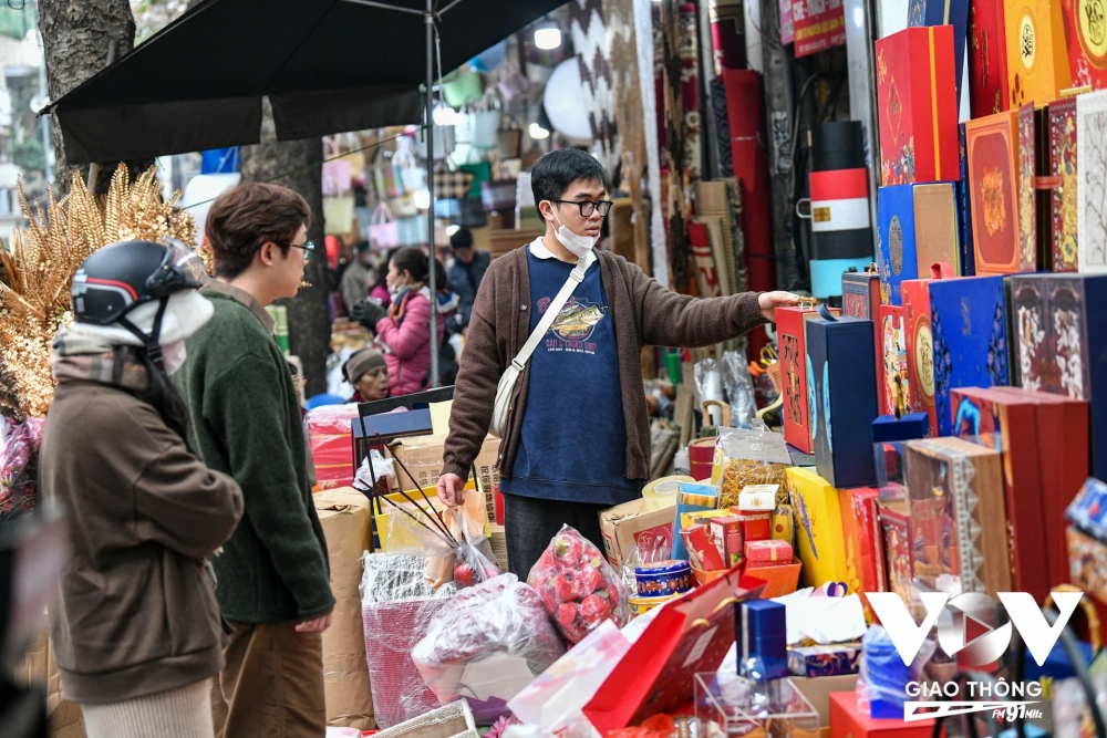 Cửa hàng của nhà chị Tâm chuyên đổ buôn túi đi khắp các tỉnh thành và theo đánh giá của chị Tâm, năm nay buôn bán chậm hơn so với năm ngoái