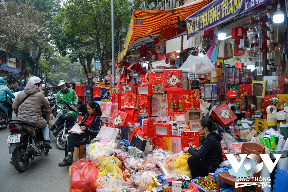 Còn chị Phương Trang, cửa hàng ở 87A Hàng Chiếu cho biết, để chuẩn bị cho dịp tết năm nay, chị đã nhập về số lượng lớn túi đựng quà tết với đa dạng mẫu mã, kiểu dáng. Nổi bật là các kiểu túi in hình hoa đào, con rồng hay các chữ phúc, lộc, thọ,… đến thời điểm này loại túi bán chạy nhất là túi hình con rồng