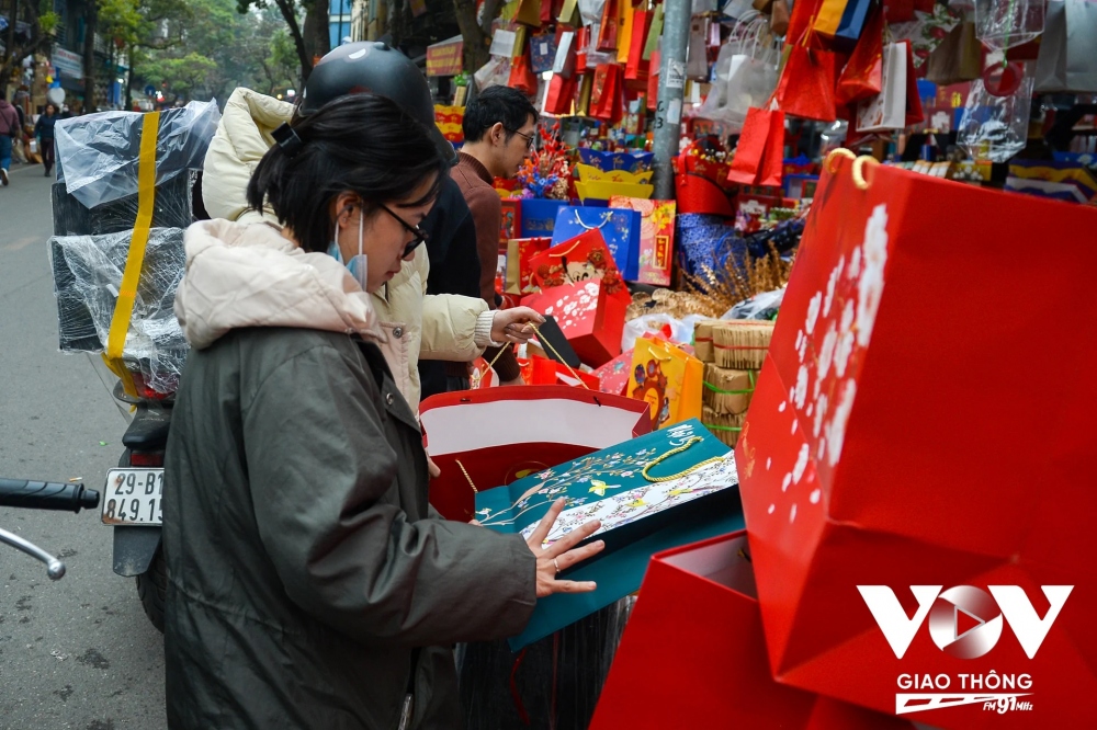 Chị Nguyễn Ngọc Hà, quận Long Biên cho biết, phố Hàng Chiếu chuyên bán các loại túi đựng quà, nên có rất nhiều cửa hàng, nhiều mẫu mã. Năm nào vào dịp này, chị cũng tới đây lựa chọn túi đựng quà tết cho cơ quan của mình. Năm nay chị khá ưng với những mẫu in hình con rồng hoặc in hình hoa đào
