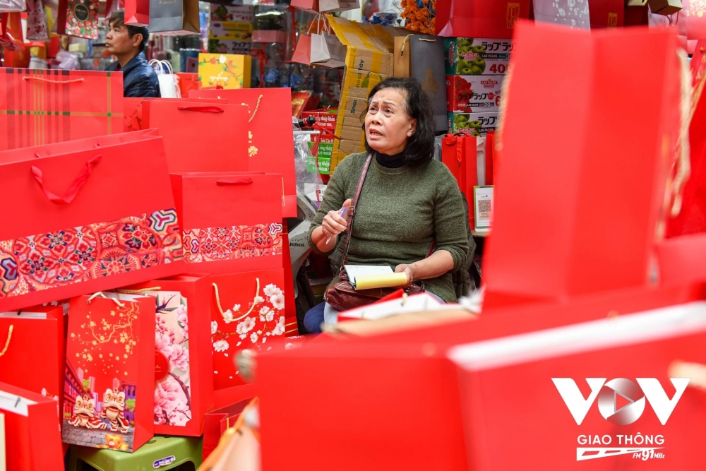 Đa dạng mẫu mã, kiểu dáng bắt mắt là vậy, nhưng theo các tiểu thương năm nay, mặt hàng túi đựng quà tết bán chậm hơn so với năm ngoái