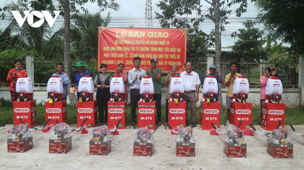 Hỗ trợ đồng bào dân tộc ở Sóc Trăng dụng cụ chuyển đổi ngành nghề từ Chương trình mục tiêu quốc gia. Ảnh: Thạch Hồng/VOV - ĐBSCL