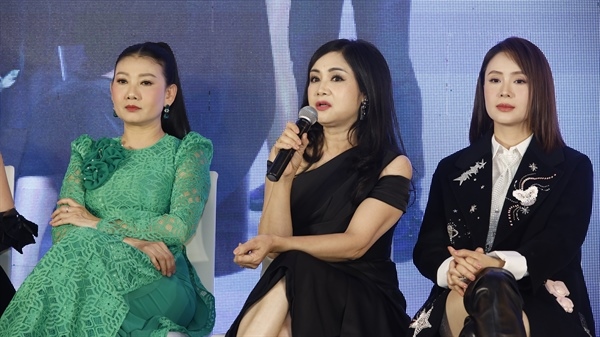 Bộ phim đánh dấu sự tái hợp của Hồng Diễm với hai bà mẹ: mẹ ruột NSND Thu Hà (“Hướng dương ngược nắng”) và NSND Mỹ Uyên (“Cả một đời ân oán”)