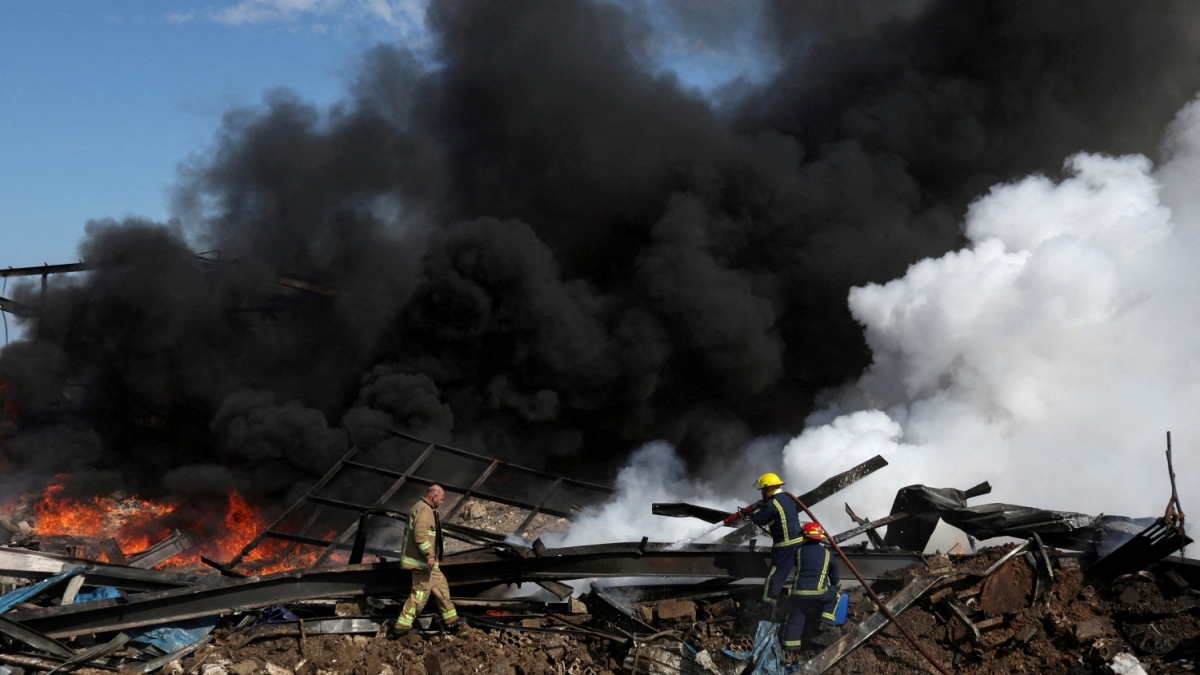 Israel lần đầu không kích vào sâu trong lãnh thổ Lebanon (Ảnh: Reuters).