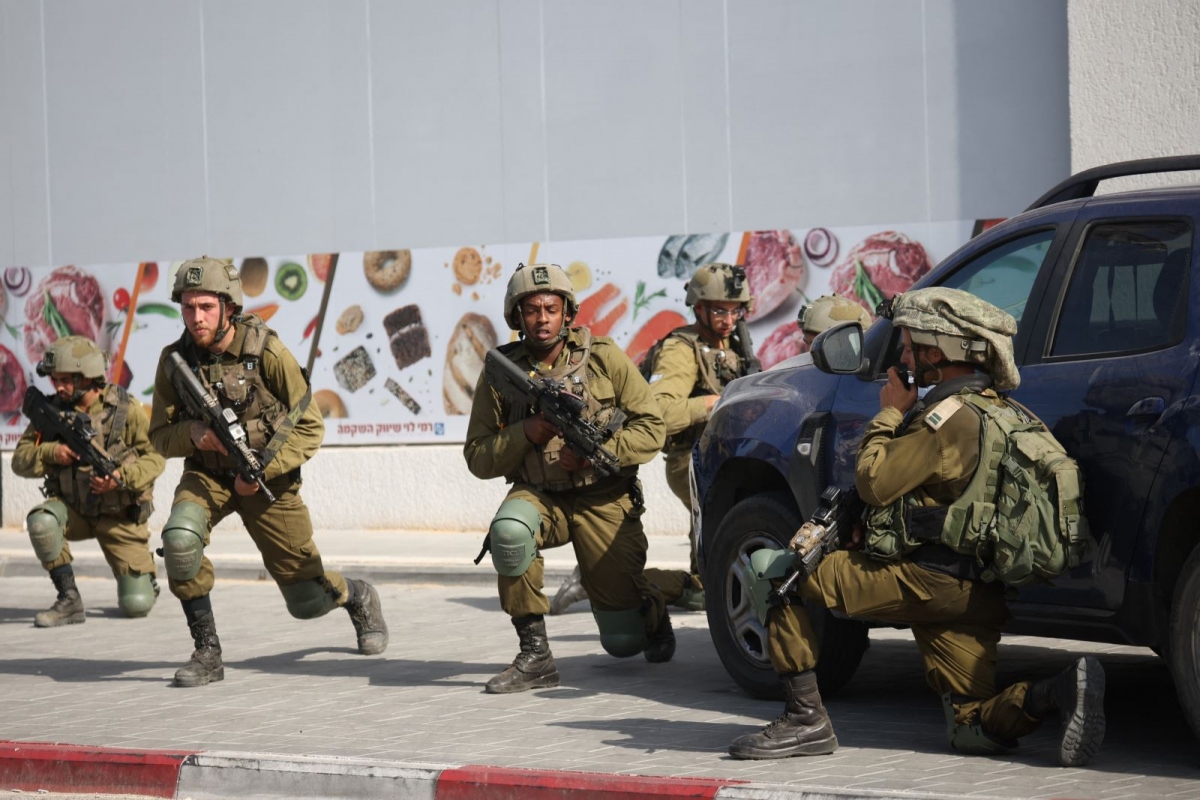 Binh sĩ Israel triển khai tại Sderot ngày 7/10. Ảnh: AFP