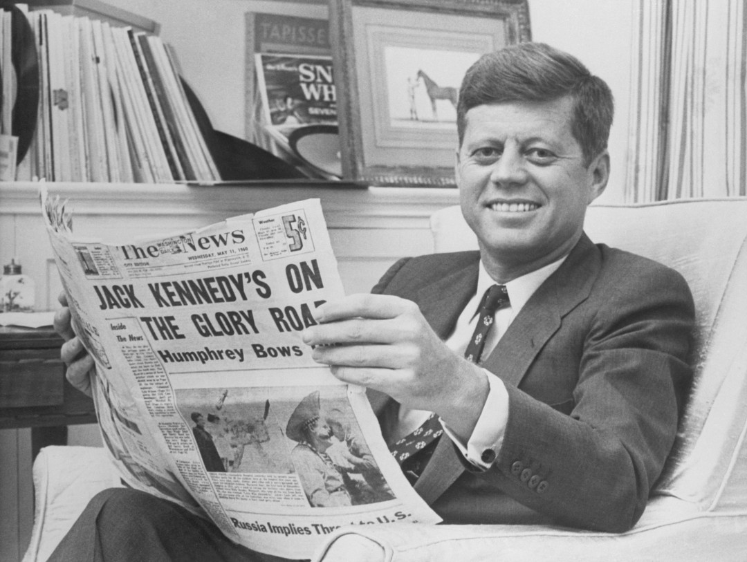 Trước khi đắc cử tổng thống Mỹ, ông John F. Kennedy là phóng viên cho tờ báo Hearst. Ông Kennedy từng đưa tin về Thế chiến thứ hai vào năm 1945, sau đó tham dự các sự kiện quan trọng sau chiến tranh, bao gồm cả cuộc họp đầu tiên của Liên Hợp Quốc.