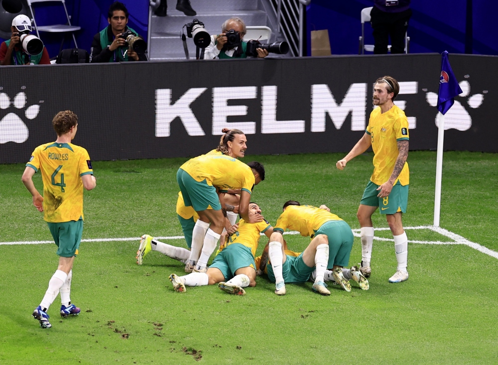 Australia vượt lên ở cuối hiệp 1 (Ảnh: Reuters)