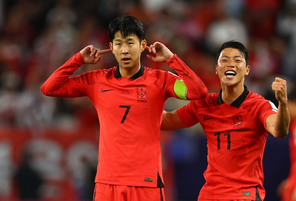 Son Heung Min giúp Hàn Quốc dẫn ngược 2-1 (Ảnh: Reuters)