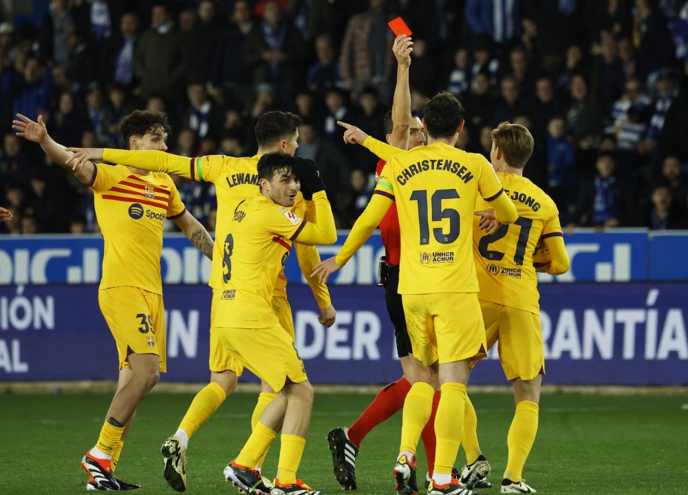 Barca chơi thiếu người từ phút 72 (Ảnh: Reuters)