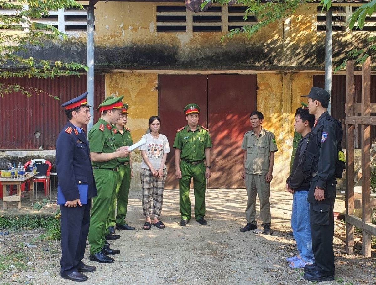 Khởi tố các đối tượng liên quan đường dây sản xuất, buôn bán hàng giả. (Ảnh: Công an cung cấp)