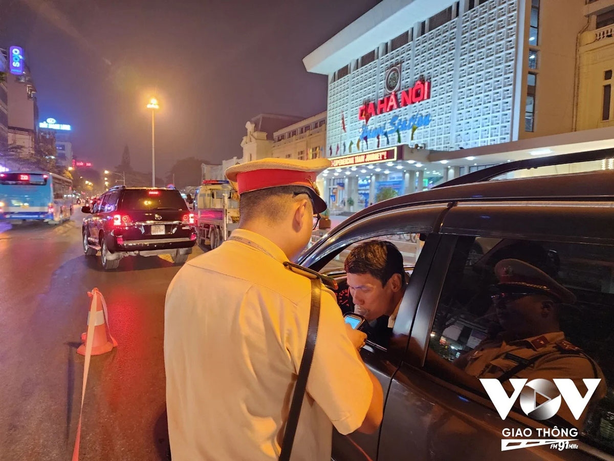 Lực lượng chức năng kiểm tra nồng độ cồn tại khu vực Ga Hà Nội