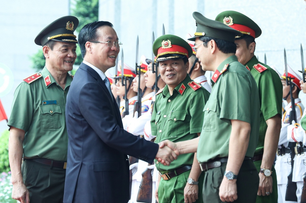 Lãnh đạo, cán bộ, chiến sĩ Công an TPHCM đón Chủ tịch nước Võ Văn Thưởng.